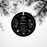 April Daisy en SweetPea Verjaardag Keepsake Metalen Ornament<br><div class="desc">April heeft eigenlijk twee bloemen in de viering van verjaardagen voor deze maand: madeliefjes en zoete erwten. Dit ontwerp is voorzien van zowel de edelsteen voor april is de diamant, maar witte topaas en heldere kwarts zijn ook inbegrepen. Dit ontwerp is voorzien van alle details in wit op een zwarte...</div>