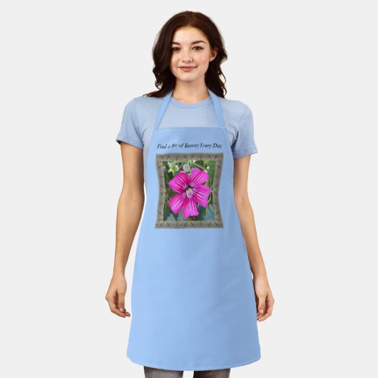 Apron met verbluffende magenta Hibiscus Schort (Gedragen)