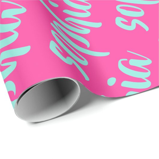 Aqua blauw aangepaste naam script vet heet roze cadeaupapier (Rol Hoek)