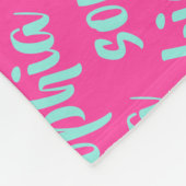 Aqua blauw aangepaste naam script vet heet roze fleece deken (Hoek)