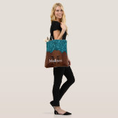 Aqua blauwe glitters roodbruin hout Monogram Tote Bag (Op model)