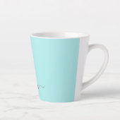 Aqua Blauwe Teal Moderne Script Meisjesachtige Mon Latte Mok (Rechts)