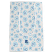 Aqua-blauwe zandschenkzak medium cadeauzakje (Achterkant)