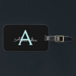 Aqua Blauwgroen Blauw Manuscript Meisjes Monogram  Bagagelabel<br><div class="desc">Zwart en Aqua Blue Blauwgroen Monogram Voeg je eigen naam Script Bagagetas Label De tas label maakt de perfecte lieve 16 jarige,  bruiloft,  vrijgezellenfeest,  baby shower of vrijgezellenfeest cadeau voor iemand het versieren van haar kamer in stijl.</div>