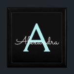 Aqua Blauwgroen Blauw Manuscript Meisjes Monogram  Cadeaudoosje<br><div class="desc">Zwart en Aqua Blue Blauwgroen Eenvoudig script Monogram Naam Sieraden Keepsake Box. Dit maakt het perfecte afstuderen,  verjaardagscadeau,  bruiloft,  vrijgezellenfeest,  jubileum,  baby shower of vrijgezellenfeest cadeau voor iemand die houdt van glamoureuze en chique stijlen.</div>