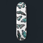 Aqua Blauwgroen zwart Butterflies Waterverf Patroo Persoonlijk Skateboard<br><div class="desc">Dit moderne, stijlvolle patroon is perfect voor de trendy en stijlvolle vrouw. Het bevat een met de hand geschilderde neonaqua blauwgroen groene waterverf en een zwart vlinderpatroon boven op een eenvoudige witte achtergrond. Het is meisje, elegant, bohaan en . ***BELANGRIJKE ONTWERPNOOT: Voor om het even welk verzoek van het douaneontwerp...</div>
