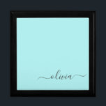 Aqua Blue Blauwgroen modern script meisjesmonogram Cadeaudoosje<br><div class="desc">Aqua Blue Blauwgroen Simple script Monogram Name Jewelry Keepomwille Box. Dit maakt het perfecte afstuderen,  de verjaardag,  de bruiloft,  het vrijgezellenfeest,  de verjaardag,  het baby shower of het bachelorette feest cadeau voor iemand die van glam luxe en chic stijlen houdt.</div>