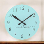 Aqua Blue Blauwgroen modern script meisjesmonogram Grote Klok<br><div class="desc">Aqua Blue Blauwgroen Simple Script Monogram Name Clock. Dit maakt de perfecte liefhebbende 16 verjaardag,  bruiloft,  vrijgezellenfeest,  verjaardagsdag,  baby shower of vrijgezellenfeest voor iemand die van luxe glam en stijl houdt.</div>