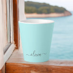 Aqua Blue Blauwgroen modern script meisjesmonogram Latte Mok<br><div class="desc">Aqua Blue Blauwgroen Simple Script Monogram Name Latte Coffee Cup Mok. Dit maakt de perfecte liefhebbende 16 verjaardag,  bruiloft,  vrijgezellenfeest,  verjaardagsdag,  baby shower of vrijgezellenfeest voor iemand die van luxe glam en stijl houdt.</div>