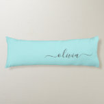 Aqua Blue Blauwgroen modern script meisjesmonogram Lichaamskussen<br><div class="desc">Aqua Blue Blauwgroen Simple Script Monogram Name Body Pillow. De kussen maken de perfecte liefste 16 verjaardag,  bruiloft,  vrijgezellenfeest,  baby shower of vrijgezellenfeest cadeau voor iemand die haar kamer in roos goud versiert.</div>