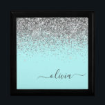 Aqua Blue Blauwgroen Silver Glitter Monogram Cadeaudoosje<br><div class="desc">Aqua Blue - Blauwgroen en Silver Sparkle Glitter script Monogram Name Jewelry Keepomwille Box. Dit maakt het perfecte afstuderen,  de verjaardag,  de bruiloft,  het vrijgezellenfeest,  de verjaardag,  het baby shower of het bachelorette feest cadeau voor iemand die van glam luxe en chic stijlen houdt.</div>