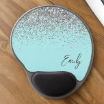 Aqua Blue Blauwgroen Silver Glitter Monogram Gel Muismat<br><div class="desc">Aqua Blue Blauwgroen Silver Glitter Monogram Sparkle Glitter Name and Initiaal Mousepad (Muismat). Dit maakt de perfecte liefhebbende 16 verjaardag,  bruiloft,  vrijgezellenfeest,  verjaardagsdag,  baby shower of vrijgezellenfeest voor iemand die van luxe glam en stijl houdt.</div>