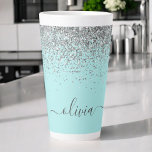 Aqua Blue Blauwgroen Silver Glitter Monogram Latte Mok<br><div class="desc">Aqua Blue - Blauwgroen en Silver Faux Folie Metallic Sparkle Glitter Script Monogram Naam Latte Coffee Cup Mok. Dit maakt het perfecte zoete 16-jarige verjaardagscadeau,  bruiloft,  vrijgezellenfeest,  jubileum,  baby shower of vrijgezellenfeest voor iemand die van glamoureuze luxe en chique stijlen houdt.</div>