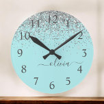 Aqua Blue Blauwgroen Silver Glitter Monogram Ronde Klok<br><div class="desc">Aqua Blue - Blauwgroen en Zilver Sparkle Glitter Bored Script Monogram Name Clock. Dit maakt de perfecte liefhebbende 16 verjaardag,  bruiloft,  vrijgezellenfeest,  verjaardagsdag,  baby shower of vrijgezellenfeest voor iemand die van luxe glam en stijl houdt.</div>