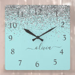 Aqua Blue Blauwgroen Silver Glitter Monogram Vierkante Klok<br><div class="desc">Aqua Blue - Blauwgroen en Zilver Sparkle Glitter Script Monogram Name Clock. Dit maakt de perfecte liefhebbende 16 verjaardag,  bruiloft,  vrijgezellenfeest,  verjaardagsdag,  baby shower of vrijgezellenfeest voor iemand die van luxe glam en stijl houdt.</div>