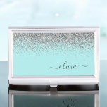Aqua Blue Blauwgroen Silver Glitter Monogram Visitekaarthouder<br><div class="desc">Aqua Blue - Blauwgroen en Zilver Sparkle Glitter Script Monogram Naam Bedrijfskaart Dit maakt de perfecte liefhebbende 16 verjaardag,  bruiloft,  vrijgezellenfeest,  verjaardagsdag,  baby shower of vrijgezellenfeest voor iemand die van luxe glam en stijl houdt.</div>