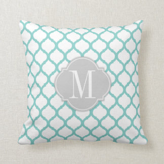 Aqua blue en White Moroccan patroon met monogram Kussen