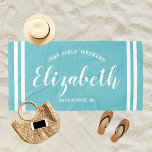 Aqua Blue Girls Weekend Persoonlijke naam Strandlaken<br><div class="desc">Een speciaal ontwerp voor een vakantieganter voor meisjes in het weekend is voorzien van een aangepaste voornaam in een modern script dat is opgesteld door kustlijnen,  met aangepaste tekst voor deze gelegenheid. De aqua blauwe achtergrondkleur kan worden gewijzigd. Ga naar onze winkel voor andere kleurenopties.</div>