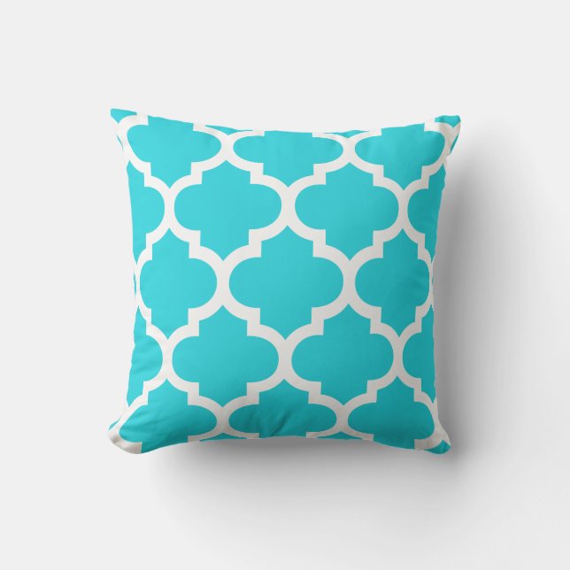 Aqua Blue Moroccan Quatrefoil Kussens voor gebruik (Voorkant)