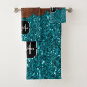 Aqua blue sparkles rustige bruin hout Monogram Bad Handdoek (Insitu)