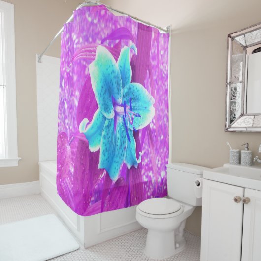  Aqua Blue Stargazer Lily op Paars Douchegordijn (In situ)