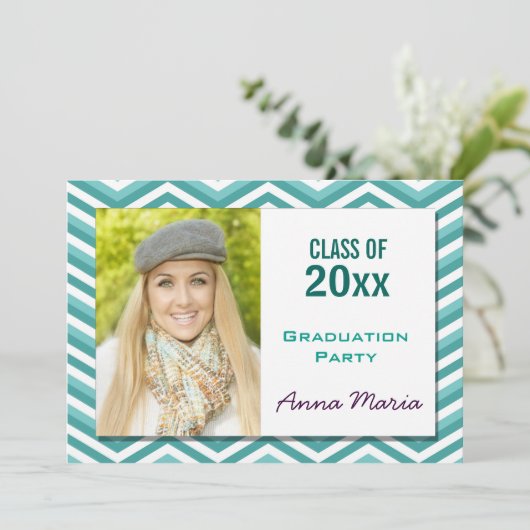Aqua Chevron Graduation Party Fotouitnodiging Kaart (Staand voorkant)