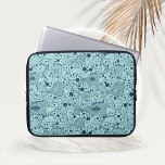 Aqua Colour Ocean Fish met Bubbles Laptop Sleeve<br><div class="desc">Verscheidene cartoon illustratie-achtige oceaanopwellingen zwemmen in een middelmatig blauwgroen gekleurd zee met massieve,  gevulde bubbels die het ontwerp vervolledigen.</div>