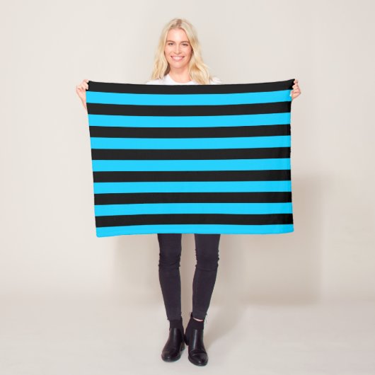 Aqua en Black Stripe Pattern Fleece Deken (In situ)