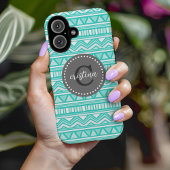 Aqua en Charcoal Aztec Chevron Maatwerk Monogram iPhone 16 Hoesje