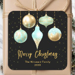 Aqua en gouden Ornamenten Vrolijk kerstfeest Vierkante Sticker<br><div class="desc">Deze elegante en glamoureuze vakantie sticker kan worden gepersonaliseerd met uw familienaam. Het ontwerp is voorzien van gouden en aquablauwe kerstbauble ornamenten op een zwarte achtergrond. De tekst combineert handgeschreven script en moderne schreefloze lettertypen voor een stijlvolle en verfijnde look. De glinstering en glitter voegen een feestelijke en magische touch...</div>