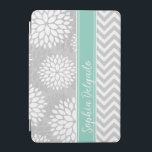 Aqua en Grijs Monogram Chevron en Floral iPad Mini Cover<br><div class="desc">Schattige girly gemengd patroonontwerp met preppy zigzag chevron strepen en moderne chrysanten bloemen. Contrasterende rugbystreep lint met uw gepersonaliseerde monogram naam of initialen. Klik op Aanpassen om monogram lettertype en kleur te wijzigen in creëer uw eigen unieke een van een soort ontwerp.</div>