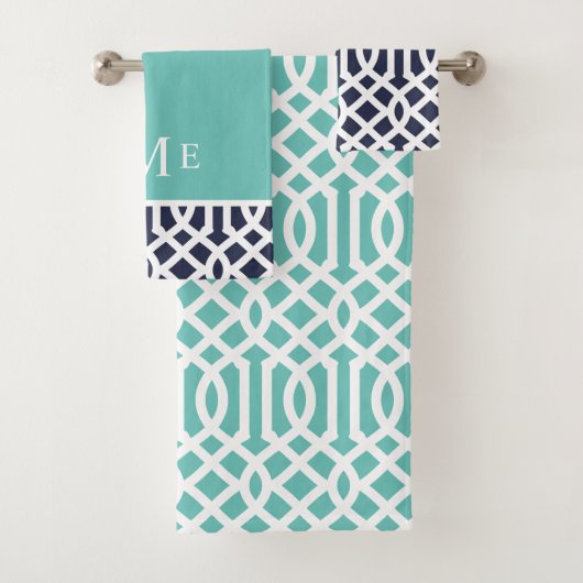 Aqua en Navy Trellis Monogram Bad Handdoek (Insitu)