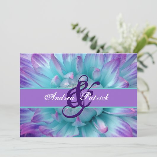 Aqua en Paarse Bloemblaadjes Bruiloft D581 Kaart (Staand voorkant)