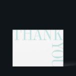 Aqua en White Moderne Grote Tekst Dank u Bedankkaart<br><div class="desc">Beachy aqua blue en white typografie voelt modern en vers in een unieke en opvallende lay-out die letterlijk de grenzen van de pagina verlegt. Een lege achterkant laat voldoende ruimte voor een doordacht handgeschreven notitie van bedankt.</div>