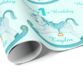 Aqua genaamd rocking horse 1ste verjaardagspatroon cadeaupapier (Rol Hoek)