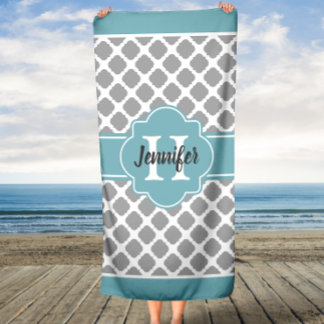 Aqua Gray Quatrefoil Aangepaste Monogram Strandlaken