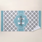 Aqua Gray Quatrefoil Aangepaste Monogram Strandlaken (Voorkant)