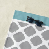 Aqua Gray Quatrefoil Aangepaste Monogram Strandlaken (In situ)
