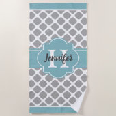 Aqua Gray Quatrefoil Aangepaste Monogram Strandlaken (Voorkant)
