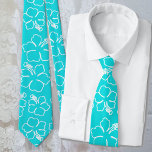 Aqua Hibiscus Omtrek Patroon Bruiloft Stropdas<br><div class="desc">Aqua blue bruidegom's stropdas met witte hibiscus bloemmotief. Een heldere,  tropische kleur voor leden van het huwelijksfeest,  de bloemen zijn geschetst in het wit en maken een groot patroon over het hele stropdas. Kleed de bruidegom in deze en kies een andere achtergrondkleur voor de bruidsjonkers.</div>