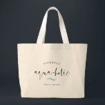 AQUA-HOLIC Modern Funny Custom Name Summer Beach Grote Tote Bag<br><div class="desc">Fun zomersstrand tas die FIERCELY AQUA-HOLIC in een modern,  trendy manuscriptkalligrafie met een nautisch golfaccent in lichtblauwe,  aanpasbare tekst hierboven en uw persoonlijke naam hieronder leest. Geweldig geschenk voor een bachelorette of bridesmaïde getaway of een verjaardagsverrassing voor iedereen die van een tropische strandvakantie houdt.</div>