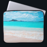 Aqua oceaan en zandstrand foto aangepast monogram laptop sleeve<br><div class="desc">Denk aan de verse zoutgeur van de oceaanlucht. Ontspan, adem en verken de eenzaamheid van een leeg Hawaïaans strand met deze verbluffende, levendig gekleurde, aangepaste monogram neopreen laptophoes. Deze laptophoes bestaat uit drie formaten: 15, 13 en 10 inch. Het is een geweldig cadeau voor iemand speciaal! Typ gewoon de monogram...</div>