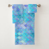 Aqua Pearlescent & Gold Mermaid Scale Patroon Bad Handdoek (Insitu)