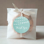Aqua String Lights Dank u Sticker<br><div class="desc">De moderne Chic-zomerbruiloft wil u bedanken voor het etiketteren van design met eenvoudige elegante gloeiende snaarlichten die boven aan hangen en een klastige mix van moderne en calligrafische manuscriptdoopvonten op een gedrukte faux textuurachtergrond van de waterverf. Een eenvoudig en stijlvol design, ideaal voor de zomer! Klik op de knop IT...</div>
