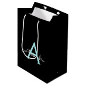 Aqua Teal Blauwe Script Meisjesnaam Monogram Medium Cadeauzakje (Voorkant Gekanteld)