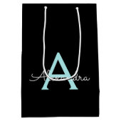 Aqua Teal Blauwe Script Meisjesnaam Monogram Medium Cadeauzakje (Achterkant)