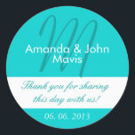 Aqua White Simple Initiaal Wedding Favor Bedankt Ronde Sticker<br><div class="desc">Aqua White Simple Initiaal Wedding Favor Dank je wel. Pas uw huwelijksgunsten aan met deze elegante, eenvoudige, stijlvolle trouwsticker met een blauwgroen aqua blauwe achtergrond, bruid- en bruidenamen en monogram-initiaal, samen met uw dankjewel-boodschap en trouwdatum die in elegante tekstlettertypen zijn afgedrukt. Ontwerp door Elke Clarke©. Dit is een geweldige manier...</div>