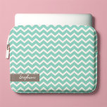 Aqua Zig Zag Chevrons Patroon Laptop Sleeve<br><div class="desc">Personaliseer deze stijlvolle laptophoes met jouw naam,  initialen,  monogram,  een speciale datum of een tekst naar keuze. Bezoek onze winkel voor meer patroon- en kleurkeuzes en bijpassende producten zoals iPad-mouwen,  iPhone- en Android-covers en meer!</div>