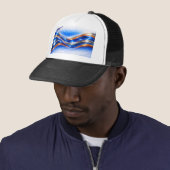 Aqualume Wave Shirt – Blauw Oranje Abstracte Stroo Trucker Pet (In situ)