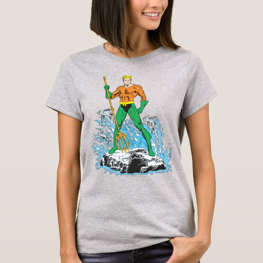 Aquaman Stands met Pitchfork T-shirt (Voorkant)